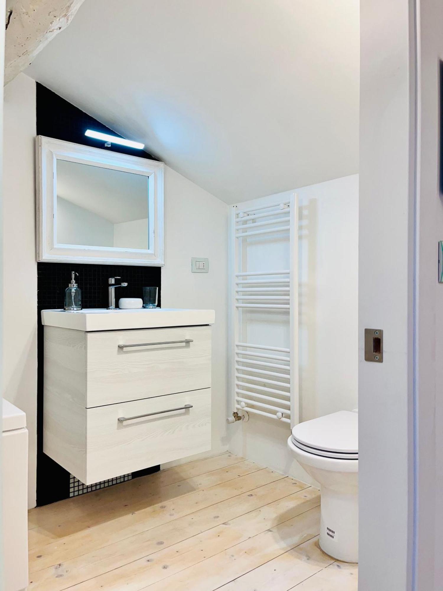 Riverside Loft Navigli - Spacious Two-Bedroom Apartment Milan Luaran gambar
